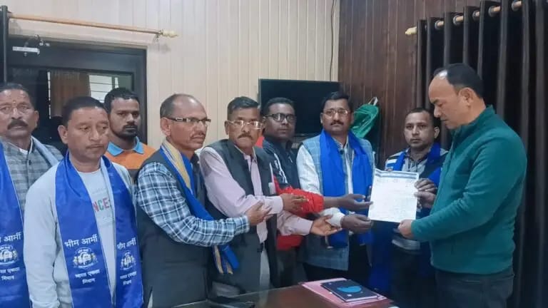 लालकुआं नगर पंचायत में हंगामा: निवर्तमान चेयरमैन की तस्वीर न लगाने पर आजाद समाज पार्टी का घेराव, आंबेडकर द्वार की भी मांग